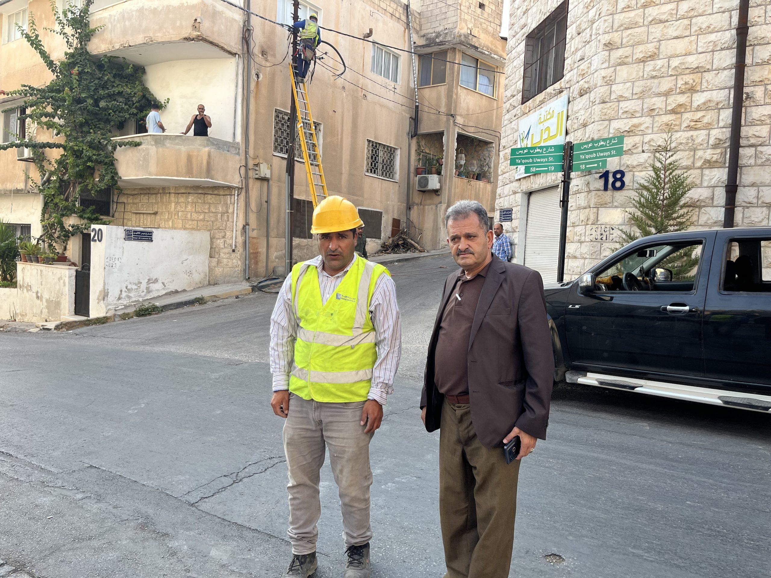 عجلون :كهرباء إربد تنفذ أعمال تمديد كيبل لتخفيف الضغط على الشبكة الكهربائي(صور)