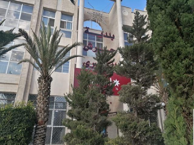  بلدية جرش الكبرى تزيل عمارة آيلة للسقوط