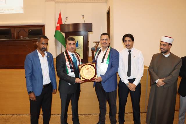 حشود شبابية ضخمة في ندوة 