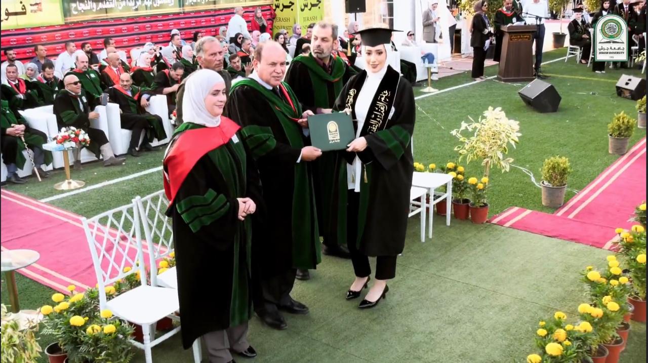 مبارك التخرج لــ ساره البواعنه