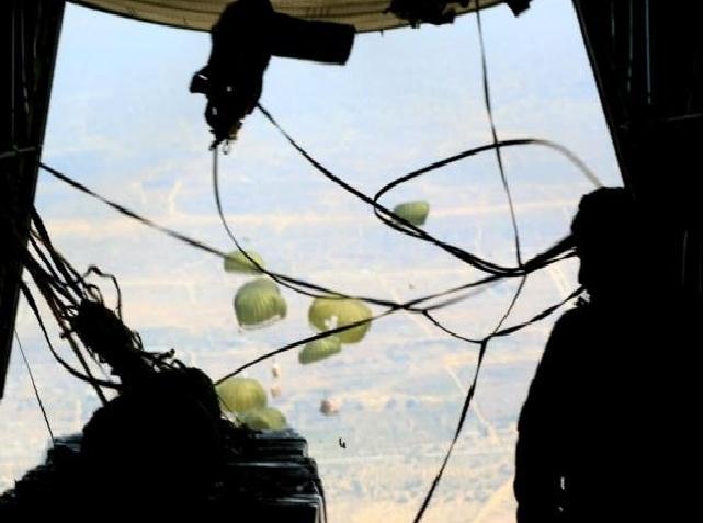 الجيش: إنزال نحو 63 طنًا من المساعدات  داخل غزة