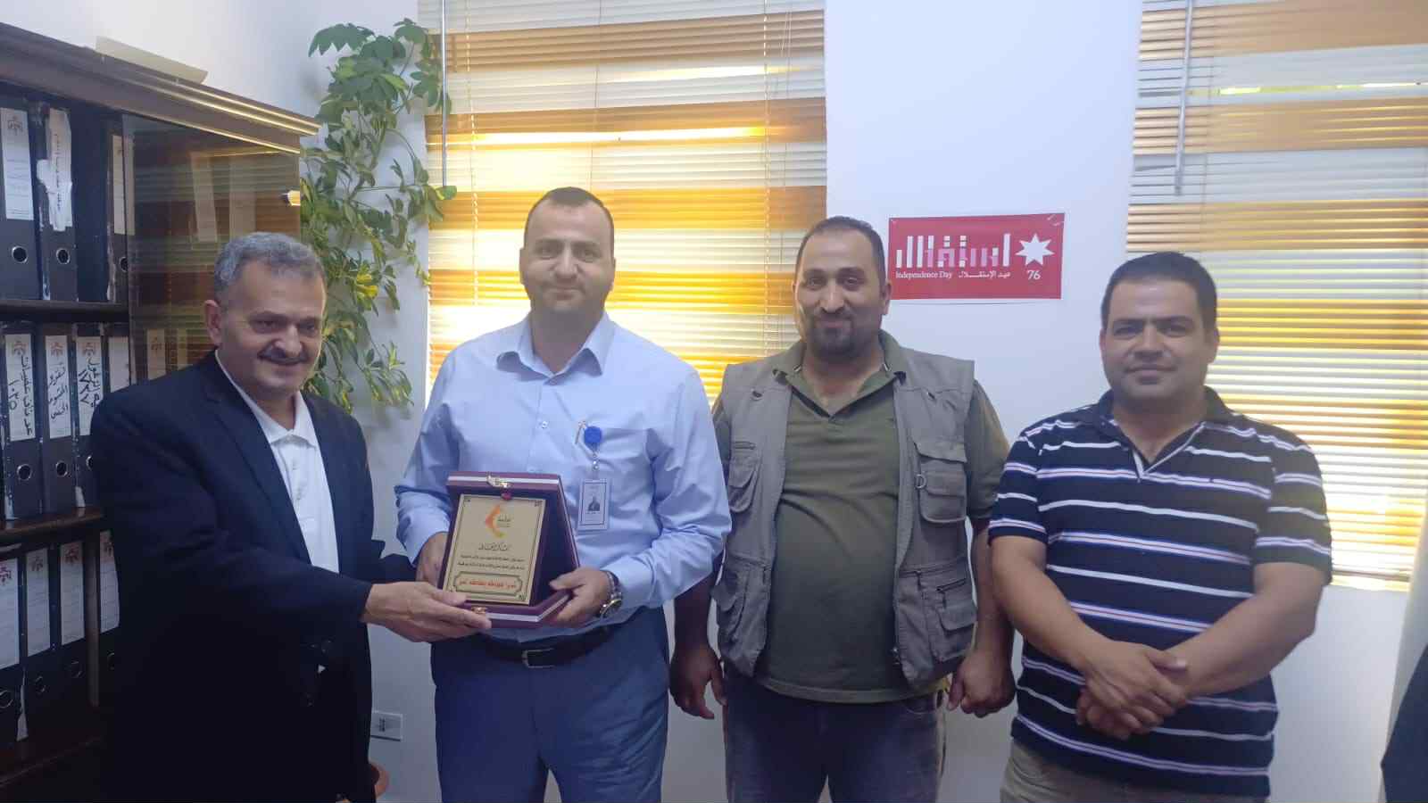 إذاعة هوا إنجاز المجتمعية تكرم مدير عمل عجلون وفريق التشغيل