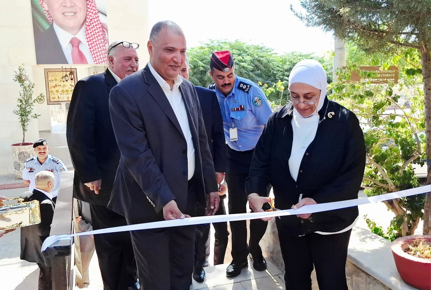 الشمايلة تفتتح المعرض التشكيلي 