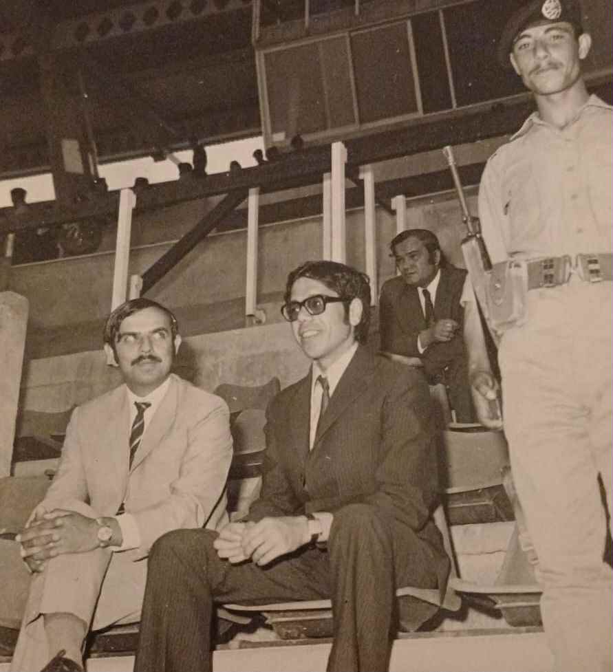 صورة تاريخية توثق لحظة ملكية وإعلامية عام 1973