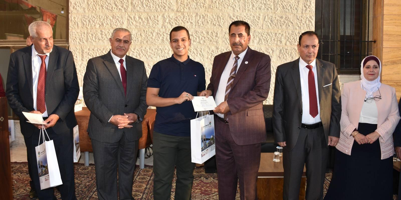  بلدية غرب إربد تحتفي بأوائل الثانوية العامة