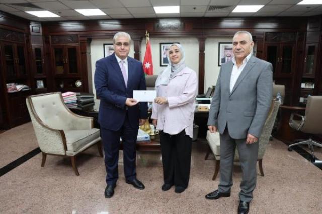 وزير الصحة يكرم موظفة  الخدمات في مستشفيات البشير