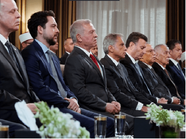 الملك: يا رسولَ الإلهِ أنتَ شفيعي وبِكَ الخَيرُ كلُّه والرَجَاءُ