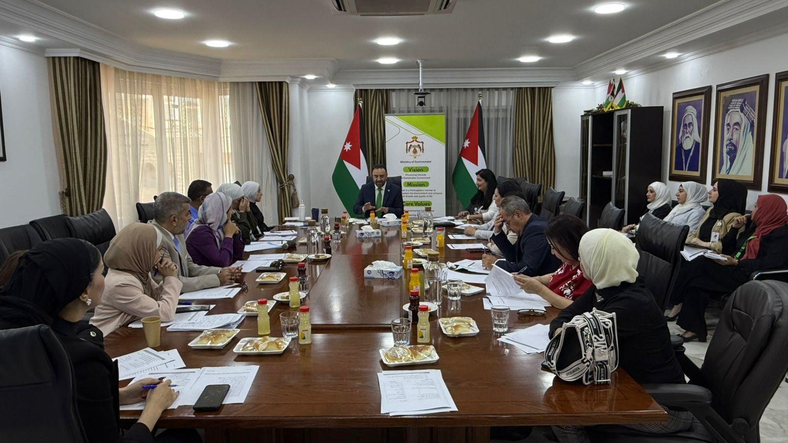 البيئة تعقد الاجتماع الأول للفريق الوطني لإعداد البرنامج الإعلامي التوعوي الوطني للحد من ظاهرة الإلقاء العشوائي للنفايات