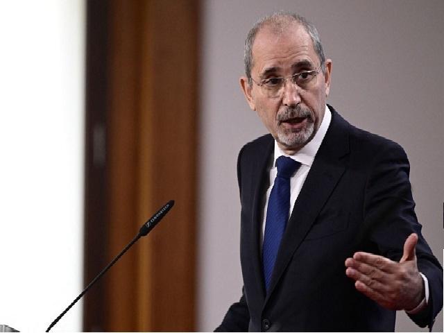 وزير الخارجية يتلقى اتصالا هاتفيا من نظيرته البريطانية