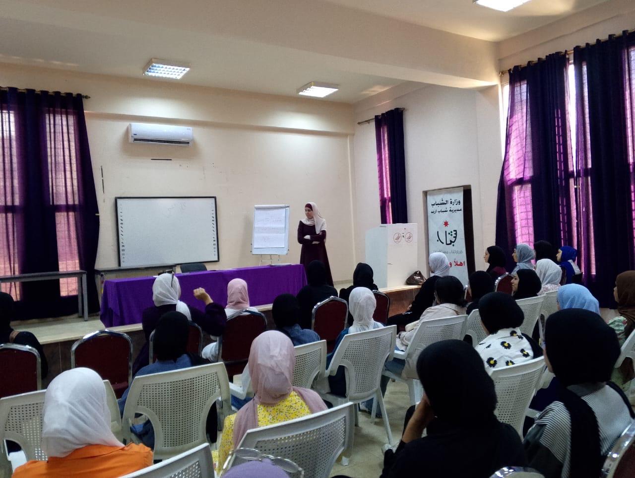 ورشة في مركز شباب وشابات الصريح حول أهمية التحول الرقمي.