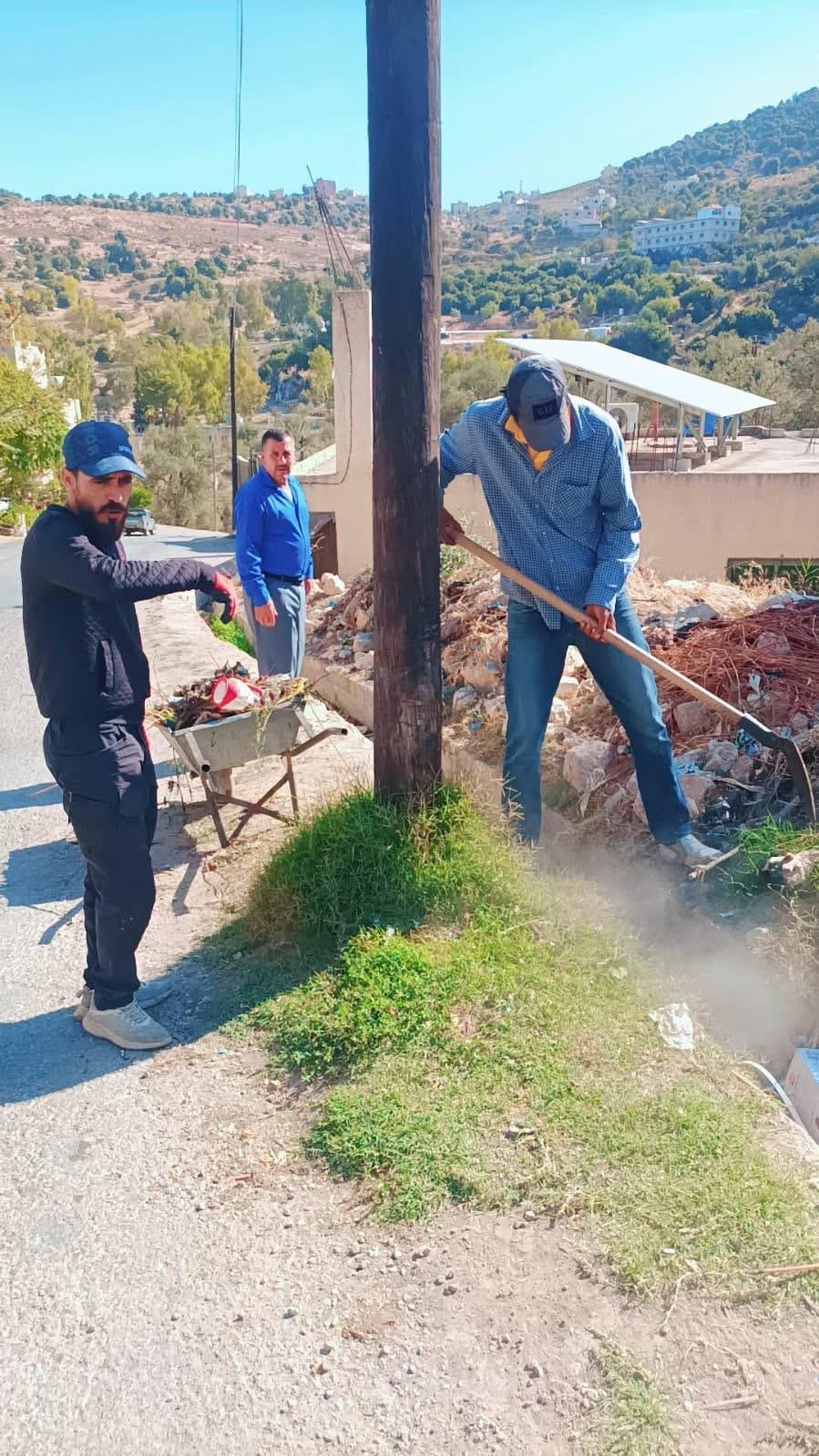 بلدية كفرنجة تنفذ حملة شاملة لفتح قنوات تصريف المياه