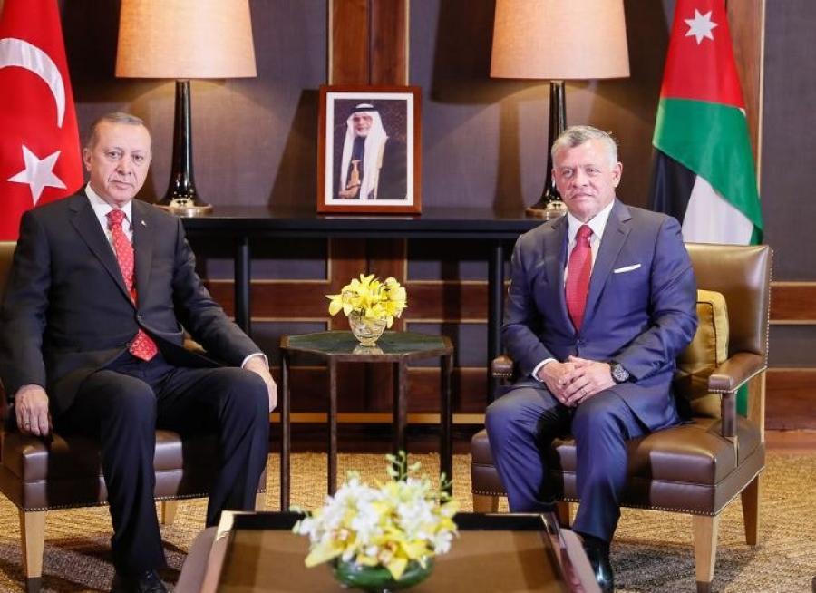 الملك يلتقي مع الرئيس التركي لبحث جهود التهدئة في الإقليم ووقف الحرب على غزة