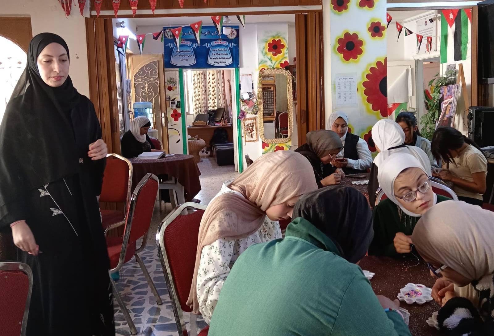 مركز شابات صخرة ينظم ورشة في فنون تشكيل الخرز