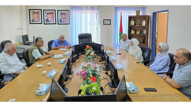 الرئيس التنفيذي لشركة العقبة للنقل يزور فرعي الأردنية والبلقاء