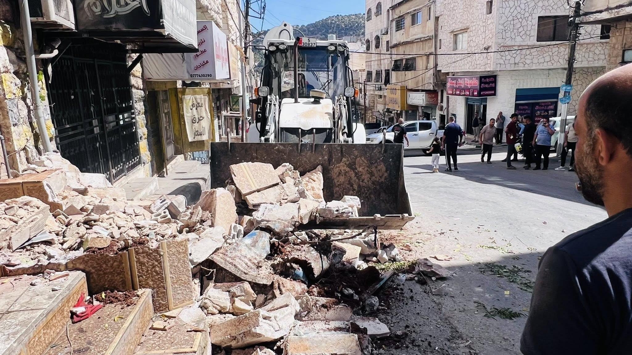 بلديتا عجلون وكفرنجة تنفذان حملات لإزالة المخالفات وتنظيم الأسواق