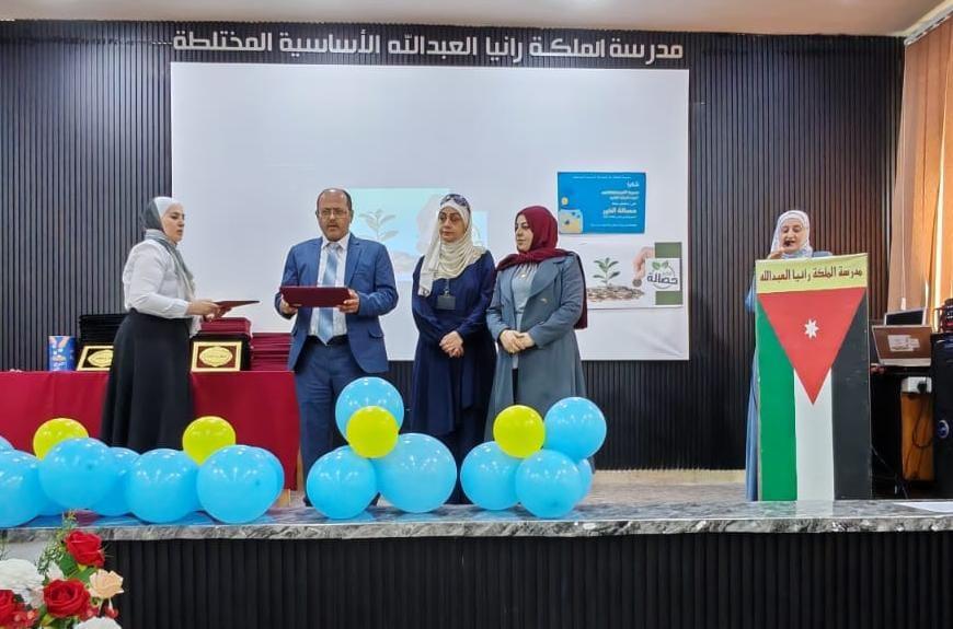أبو الفول يكرم المدارس المشاركة في حملة 