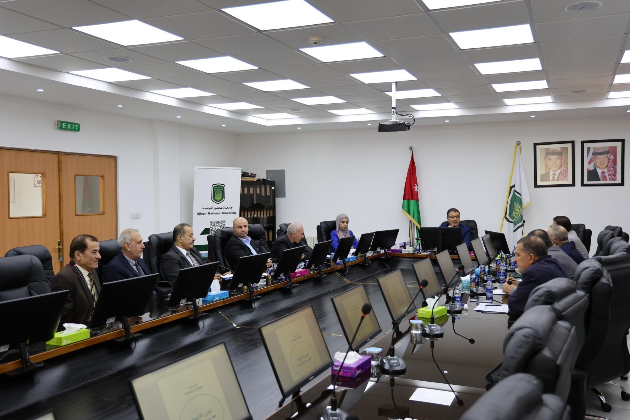 مجلس عمداء جامعة عجلون الوطنية يعقد اجتماعه الأول للعام الجامعي 2025/2026