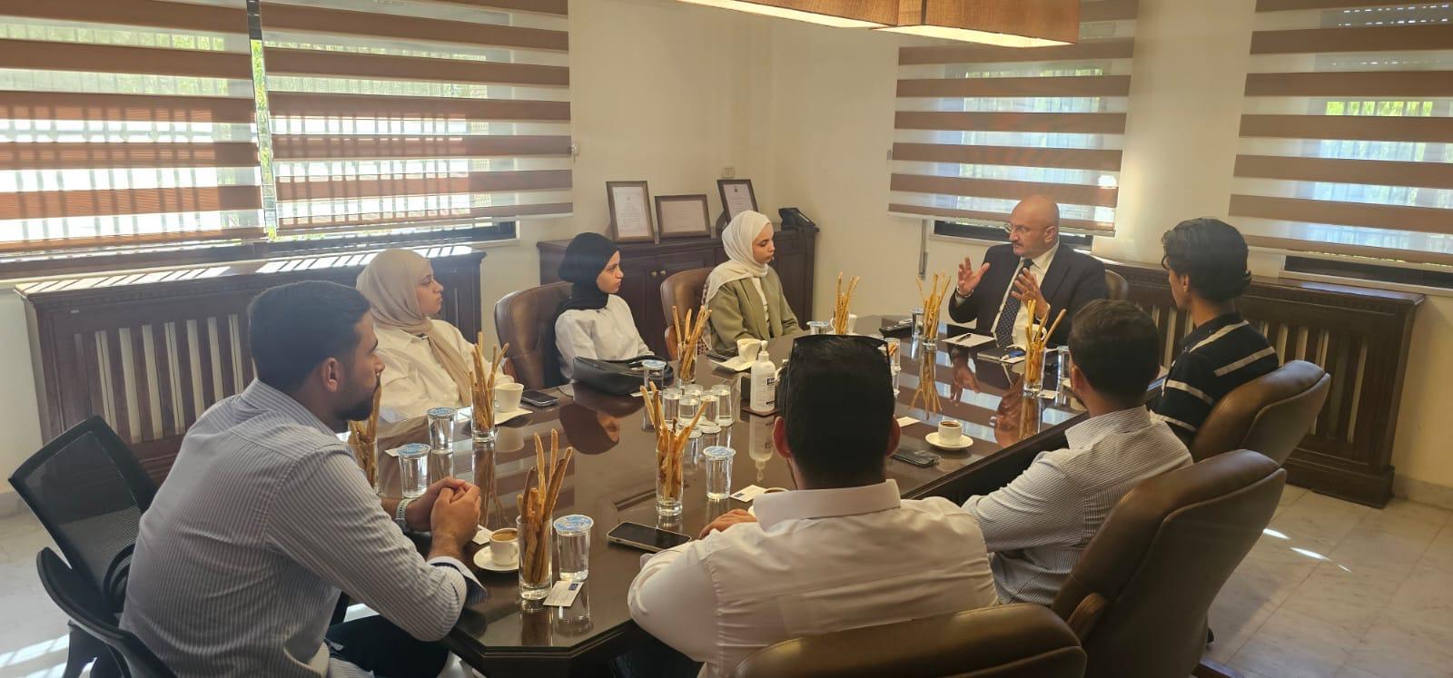 وفد طلابي من الجامعة الهاشمية يلتقي المحامي والخبير القانوني الدكتور يزن دخل الله حدادين