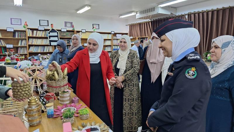 عجلون : المومني: تفتتح معرض اعادة التدوير في مدرسة عبين الثانوية الشاملة المختلطة