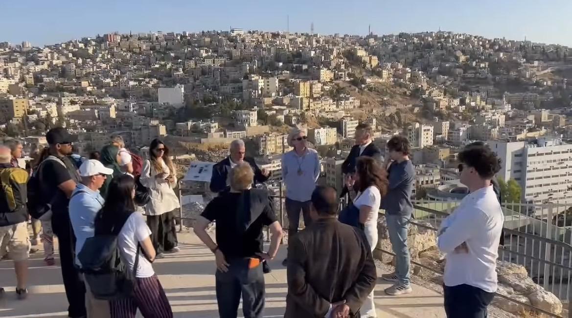 مدير عام دائرة الآثار العامة يلتقي الوفد الإعلامي البريطاني في جولة بجبل القلعة بحضور السفير البريطاني في الأردن