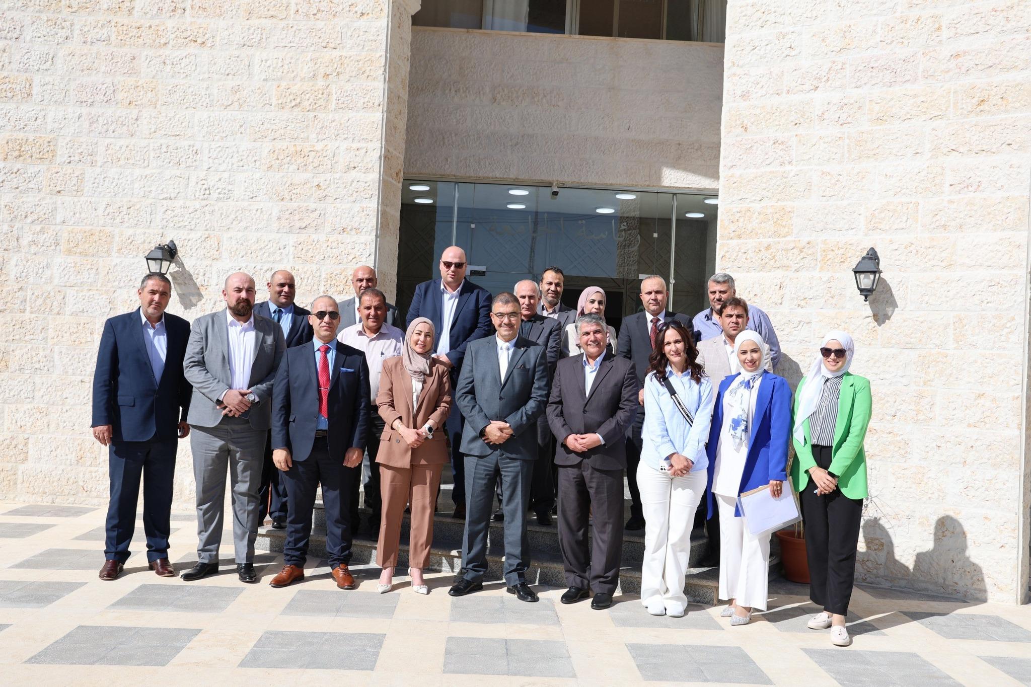 بحث التعاون بين جامعة عجلون الوطنية والكلية الذكية الجامعية في مجالات الذكاء الاصطناعي والبحث العلمي