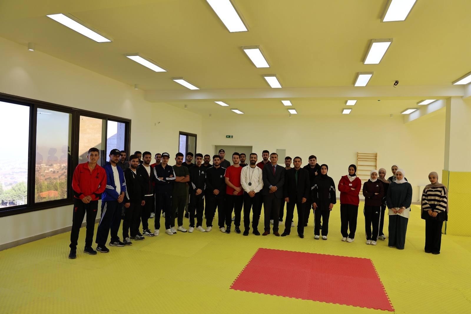 عميد كلية العلوم التربوية يتابع إحدى الحصص العملية لطلاب التربية الرياضية