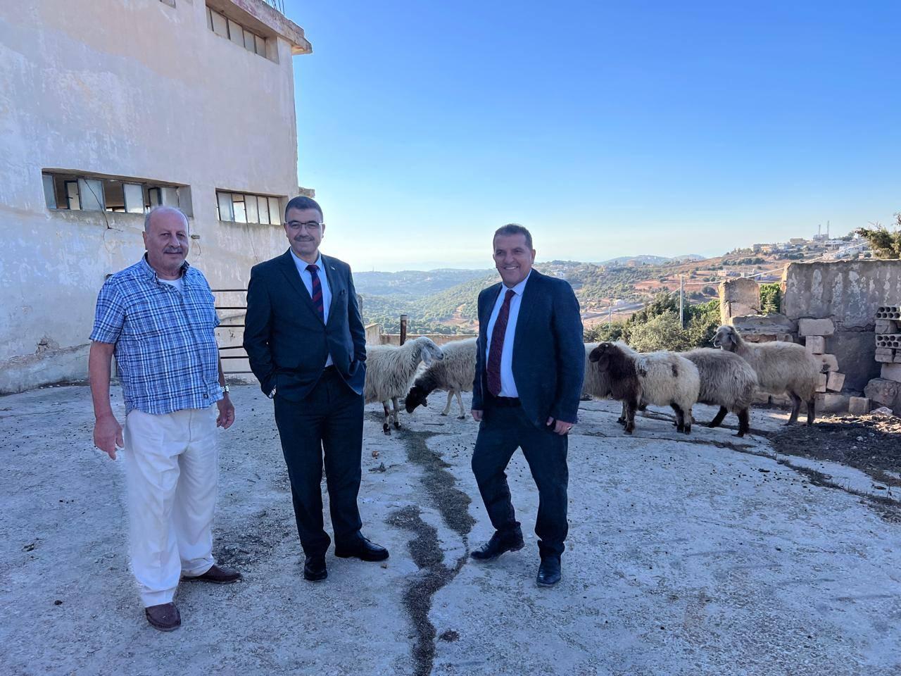 رئيس جامعة عجلون الوطنية يتفقد مزرعة الإنتاج الحيواني التابعة لكلية الزراعة