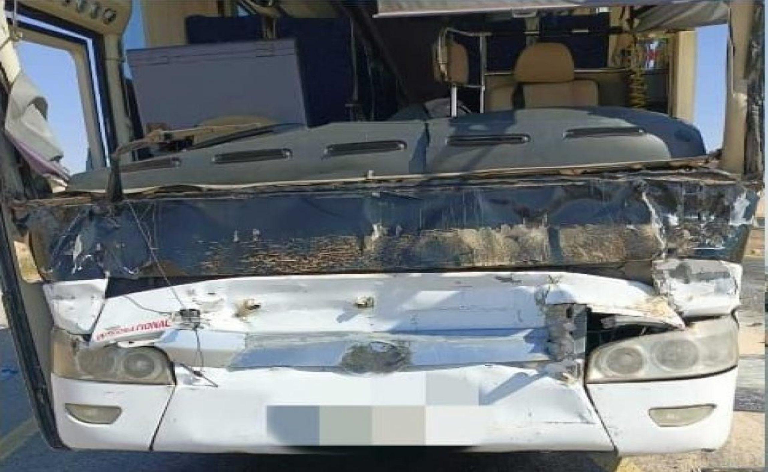 21 إصابة بتصادم حافلة ركاب وتريلا على الطريق الصحراوي