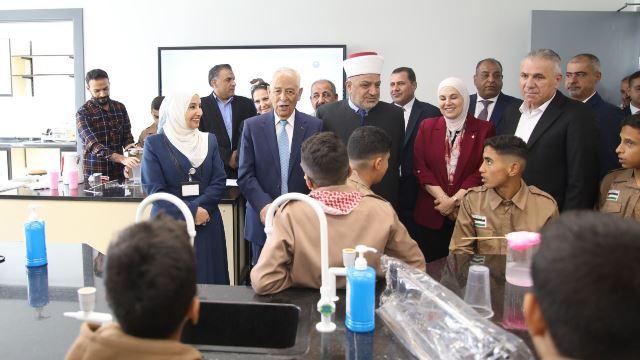  تزامناً مع الزيارة الملكية للكرك ... العيسوي يفتتح مصنع الزي للألبسة الجاهزة بالموجب ومدرسة الربة الثانوية للبنين