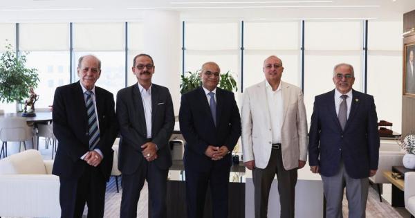 نقيب الصحفيين ونائبه في ضيافة عمان الاهلية