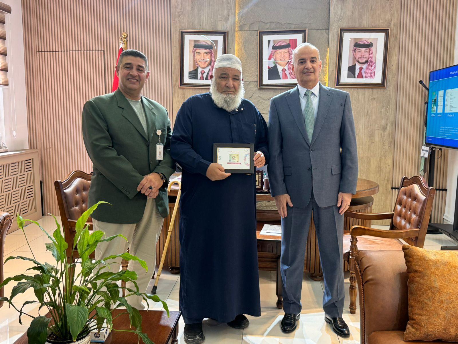 الشلبي يكرم رئيس لجنة إدارة تعاونية كنز الأرض الزراعية أحمد الصمادي