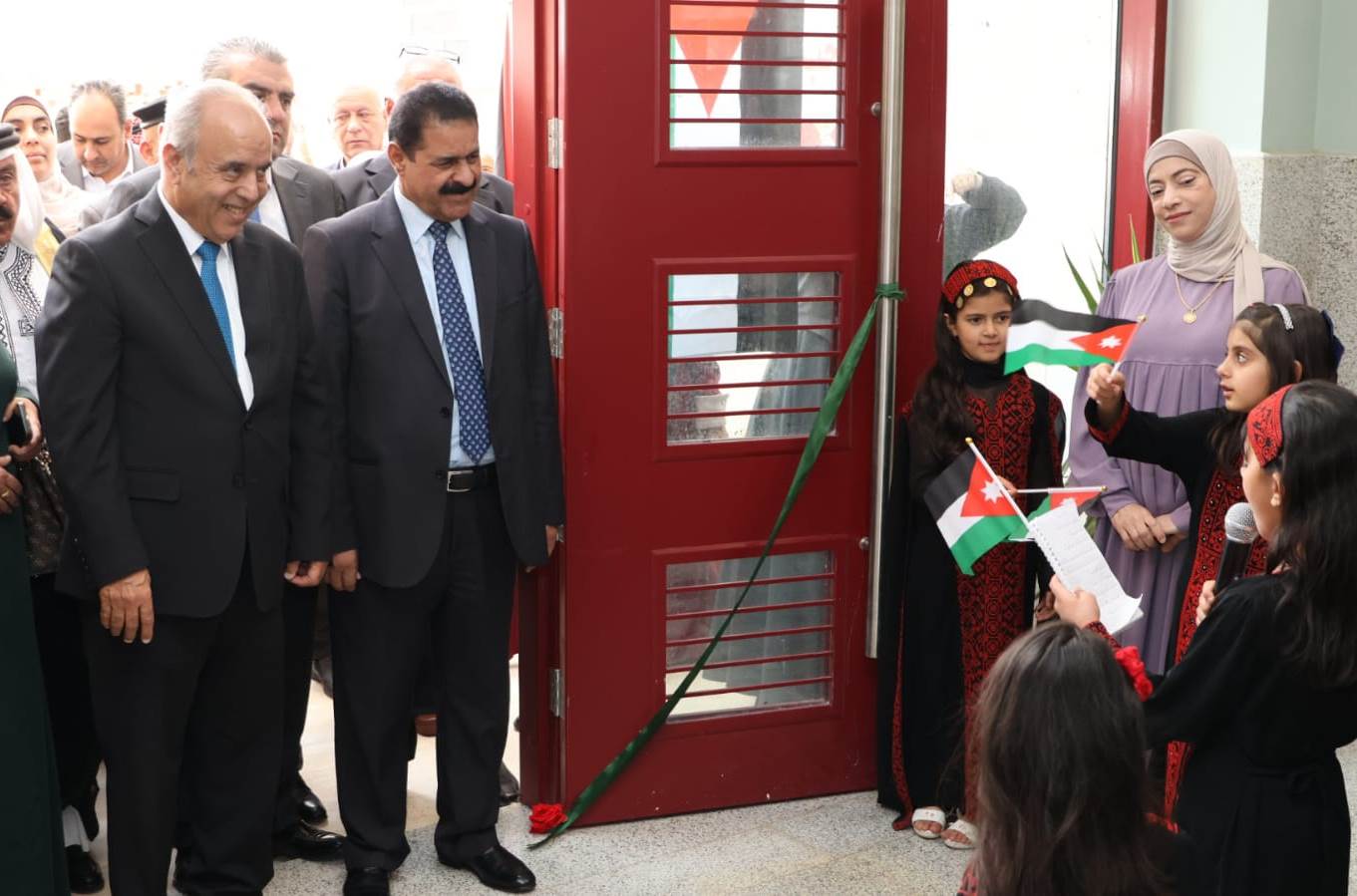 وزير التربية يفتتح المبنى الجديد لمدرسة باعون ويتفقد عددا من المدارس في عجلون