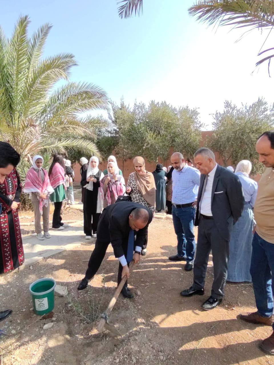 تربية الزرقاء الأولى تحتفل بيوم قطف الزيتون في مدرسة أروى بنت الحارث