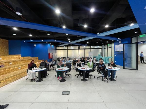 شباب وشابات غرب إربد يزورون مركز الأفكار الإبداعية للأمن