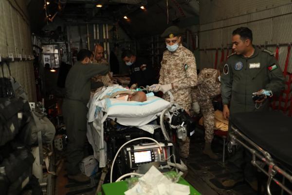 بتوجيهات ملكية: الجيش يُخلي مواطنًا بحالة حرجة من قطر