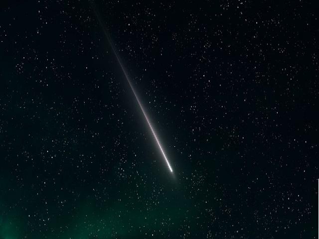 سماء الأردن تشهد الليلة زخات من شهب الأسديات