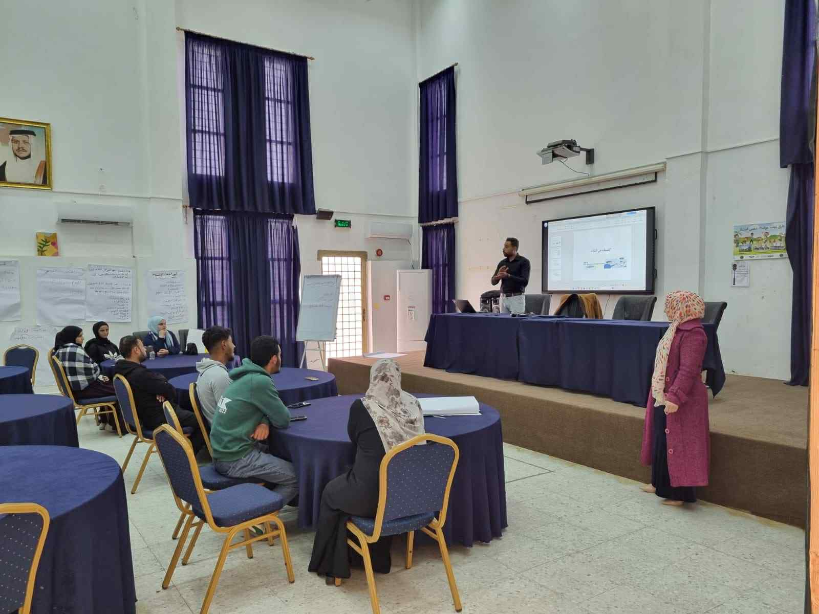 مركز شابات دير أبي سعيد ينظم ورشة حول تمكين الشباب من إعداد المبادرات المجتمعية