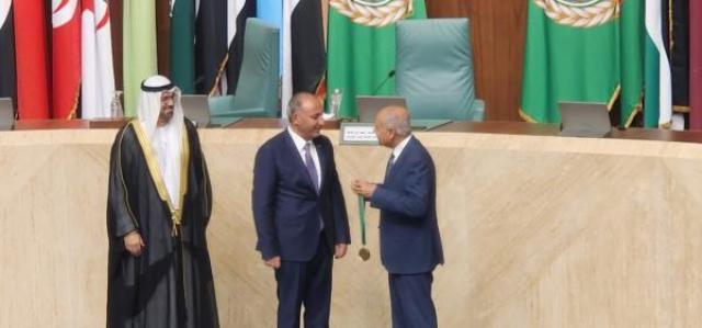 الشواربة يتسلم جائزة أفضل مدير بلدية في المدن العربية