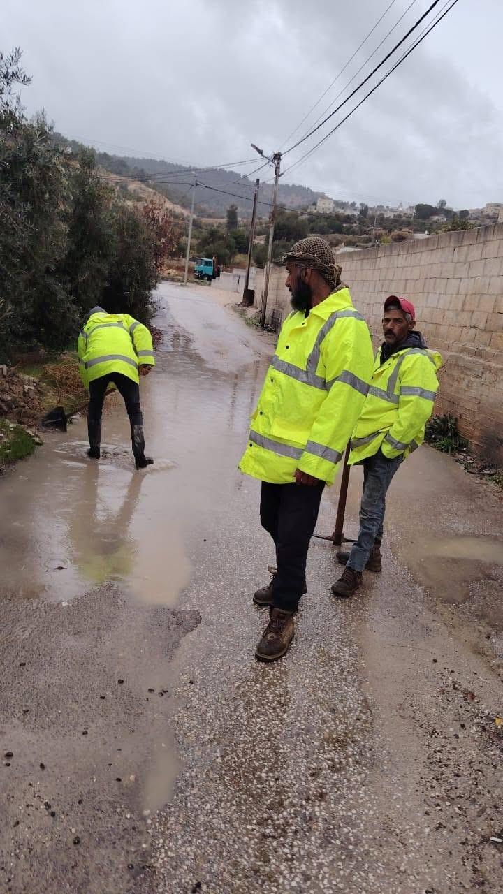 كوادر بلدية جرش تتعامل مع تجمعات الأمطار في منطقة سوف
