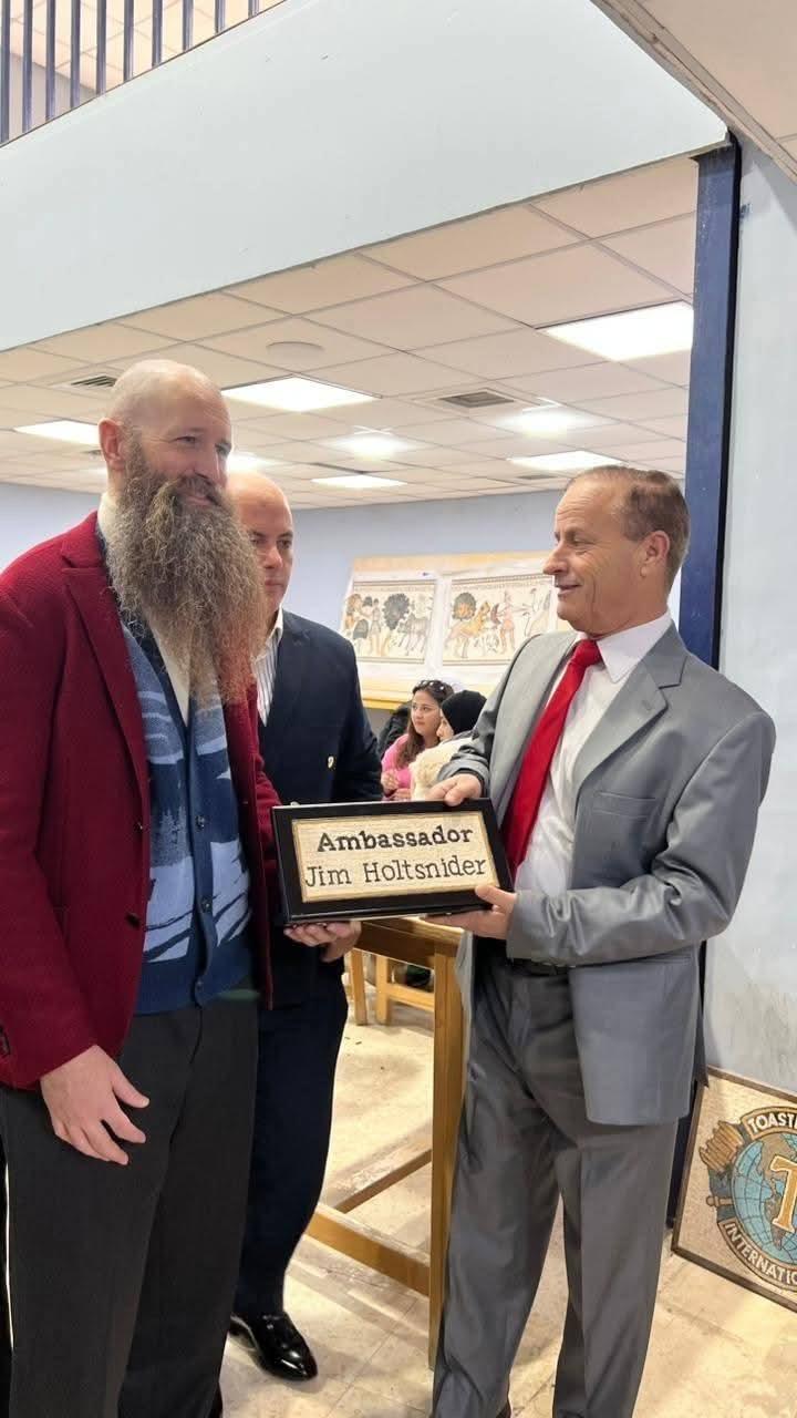 السفير الأمريكي يزور معهد الفسيفساء والترميم في مادبا