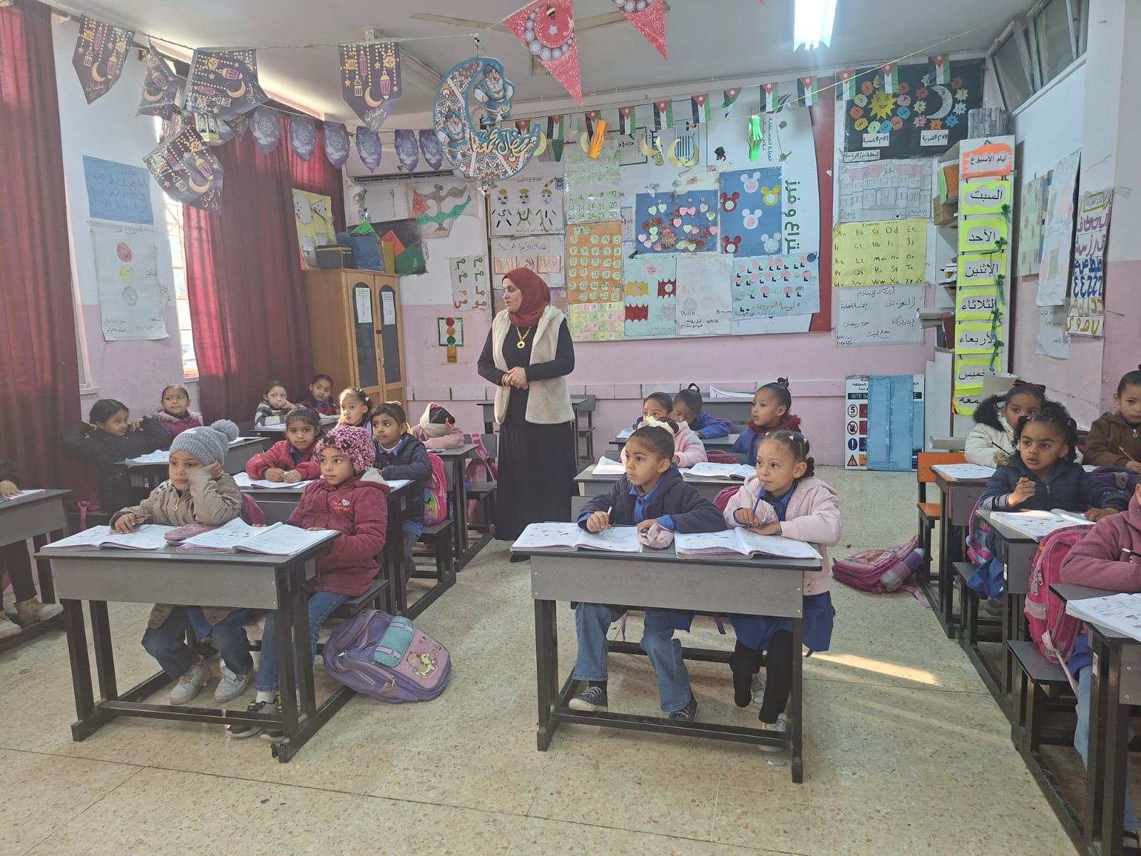 فريحات تزور مدرسة عائشة بنت أبي بكر الأساسية وتتفقد سير العملية التعليمية