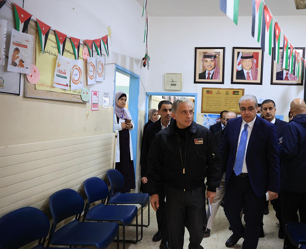 رئيس الوزراء يتفقَّد عدداً من المواقع في مناطق عين الباشا والبقعة وصافوط وأم الدنانير في محافظة البلقاء