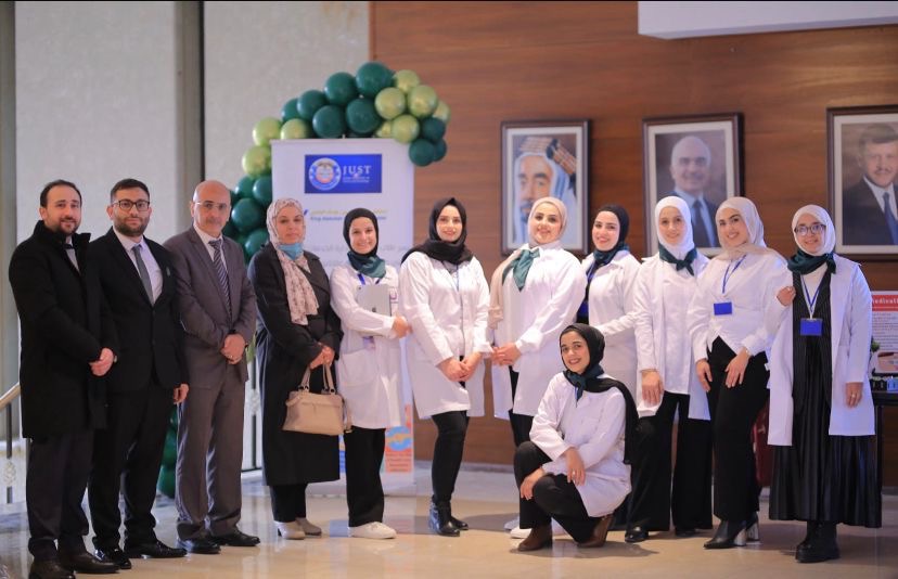 طلبة ماجستير إدارة التمريض في جامعة العلوم والتكنولوجيا ينظمون ورشة حول الأهداف الدولية لسلامة المرضو