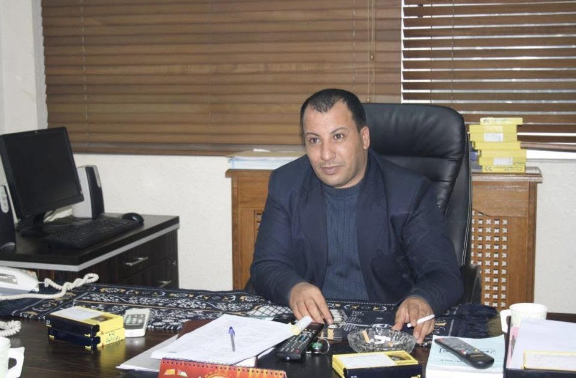 بعد 27 عاماً من العطاء… أمجد السنيد يغادر الإذاعة والتلفزيون مرفوع الرأس