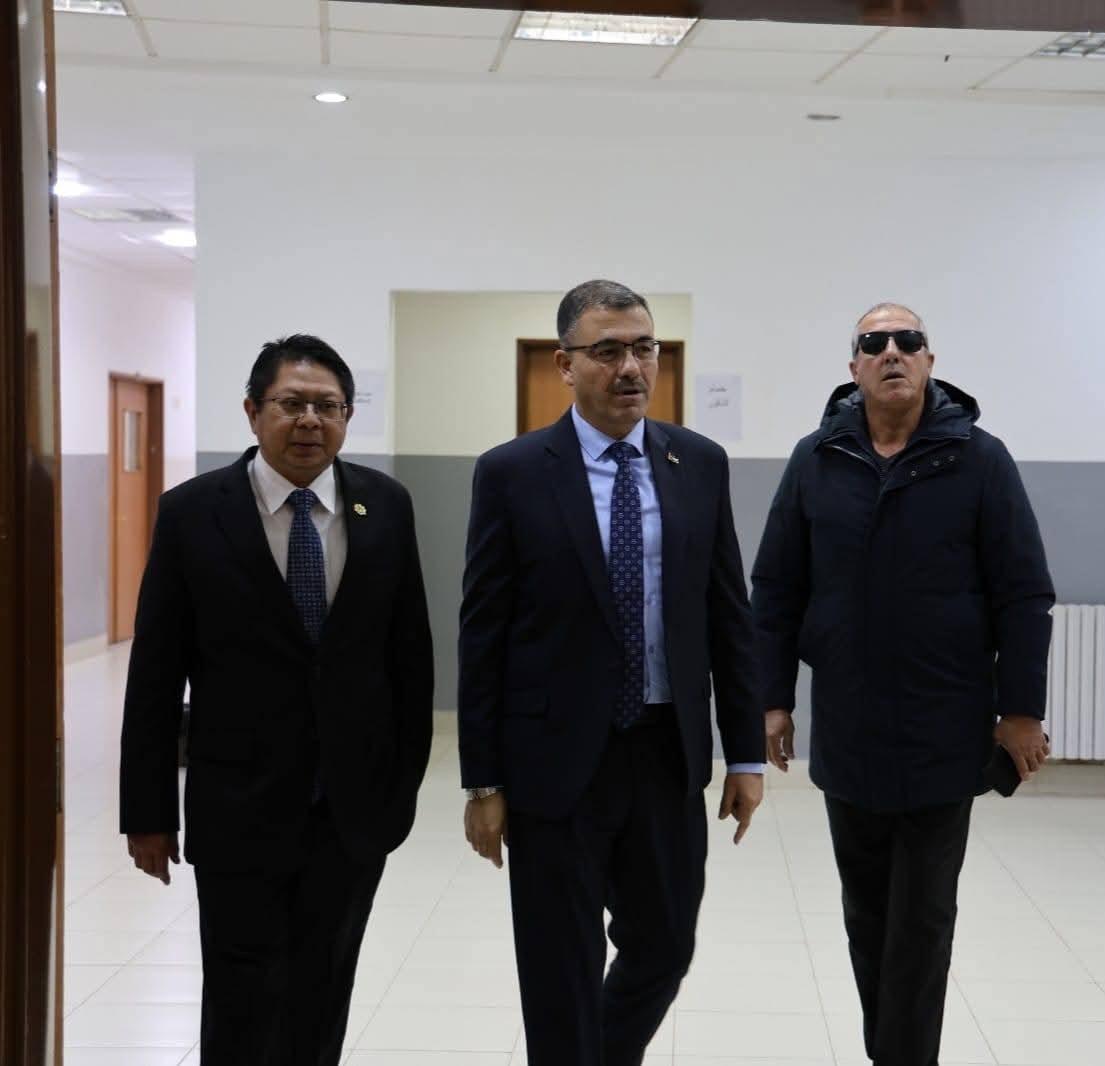 وفد دبلوماسي آسيوي يشيد بدور مركز الذكاء الاصطناعي في جامعة عجلون الوطنية