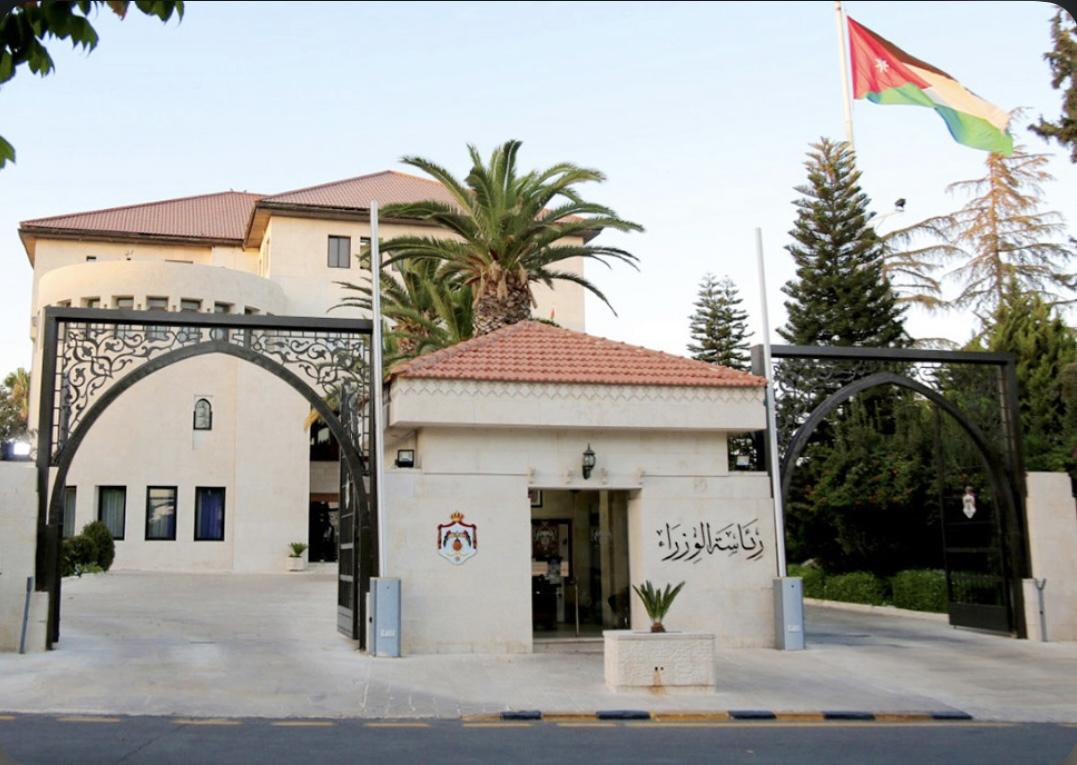 الحكومة: المتقاعدون وفق قرار إنهاء الخدمة بعد 30 سنة لن يستفيدوا من إيقاف القرار