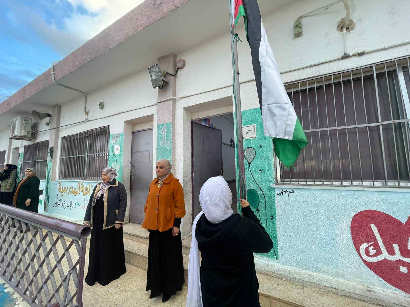 فريحات تزور مدرسة الساخنة الأساسية المختلطة وتتابع سير الامتحانات