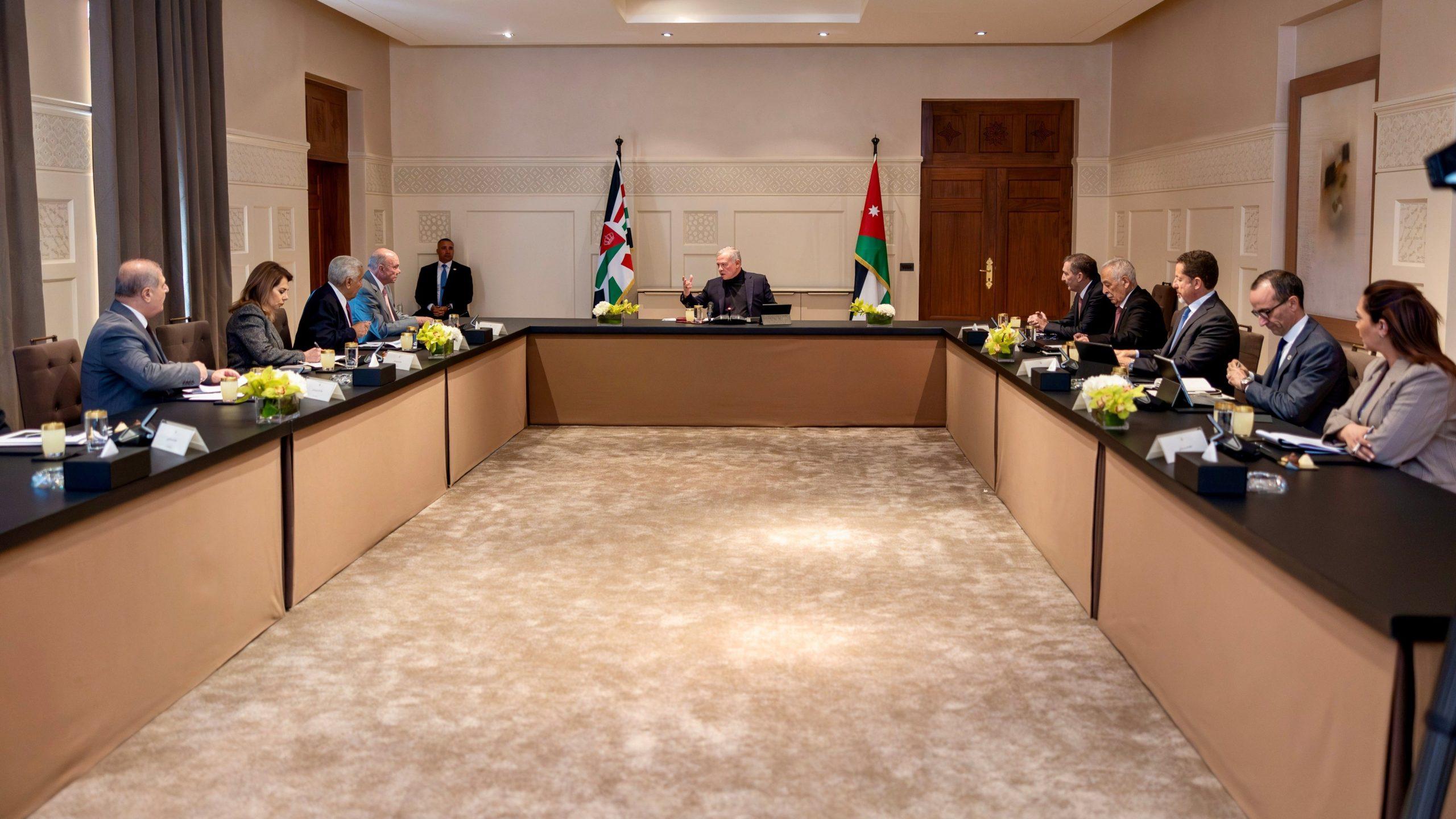 الملك يلتقي  أعضاء المكتب الدائم لمجلس الأعيان