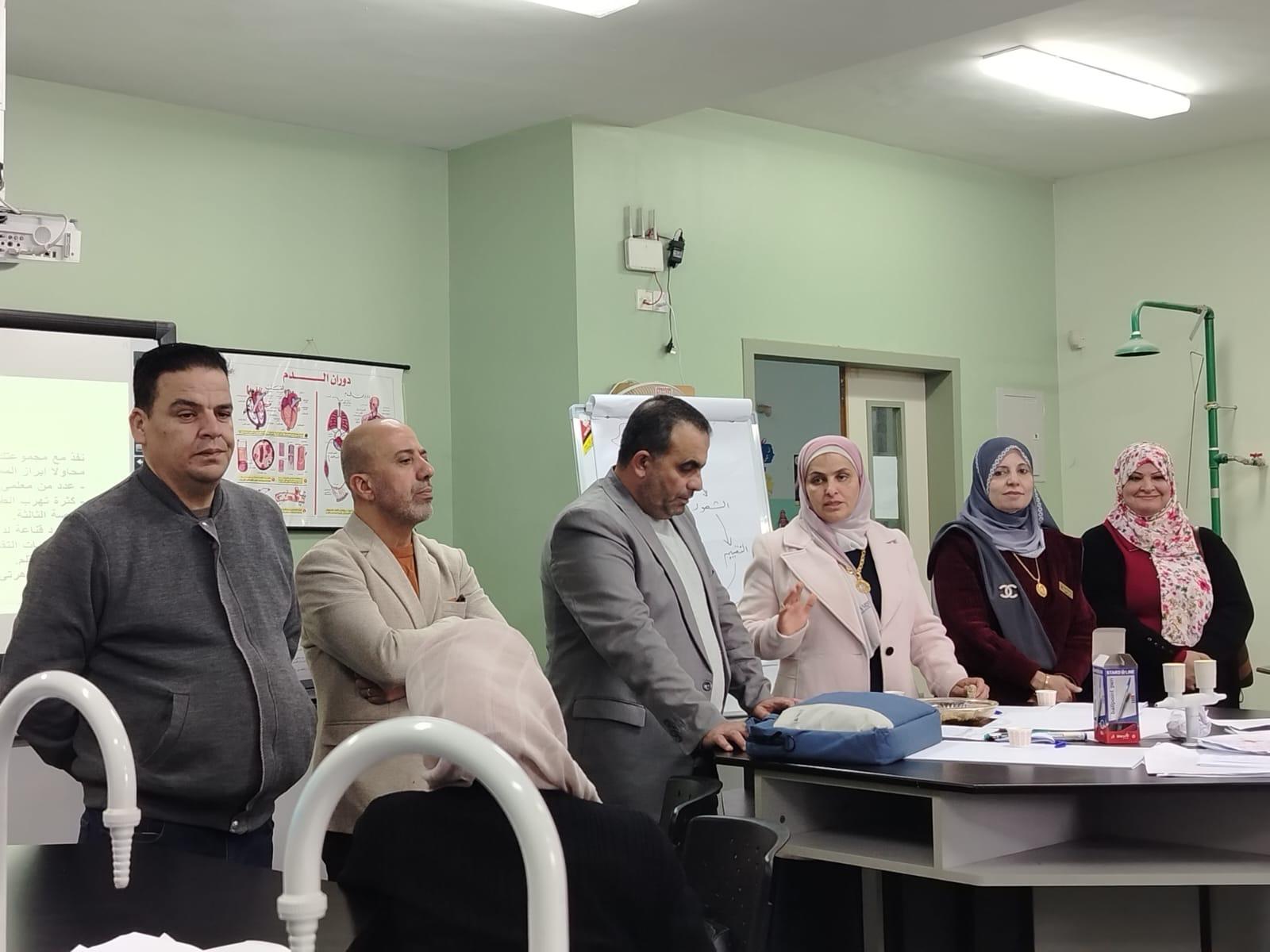 فريحات ترعى ختام دورة القيادة التعليمية في لواء الأغوار الشمالية رعت مديرة التربية والتعليم للواء الأغوار الشمالية، الدكتورة بسمة فريحات، وبحضور مدير الشؤون التعليمية الدكتورة لبنى الشاويش، ورئيس قسم الإشراف التربوي الأستاذ محمد الربابعة، فعاليات ختام دورة القيادة التعليمية، والتي أُقيمت في مدرسة خولة بنت الأزور الثانوية للبنات، بمشاركة عدد من مديري ومديرات المدارس، وعدد من رؤساء الأقسام التربوية. وأكدت الدكتورة فريحات أهمية برامج القيادة التعليمية في تطوير الأداء التربوي، وتعزيز مهارات القيادات المدرسية في مجالات التخطيط واتخاذ القرار، بما يسهم في تحسين البيئة التعليمية والارتقاء بجودة المخرجات، مشيدةً بجهود القائمين على تنفيذ الدورة، وحرص المشاركين على التفاعل والاستفادة من محاورها المختلفة. وقالت فريحات: 