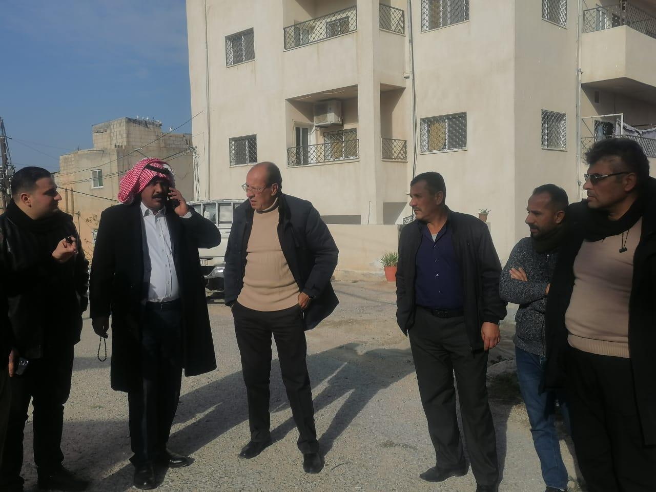 ازالة اشجار شكلت خطرا على اسلاك الكهرباء في كفرنجه